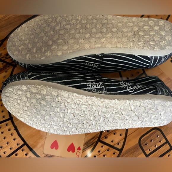 Toms slip on casual canvas shoe black and white striped. Size 6 EUC - Picture 5 of 5